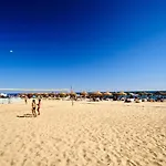 아파트 2-bedroom Beachside With Pool & Parking *