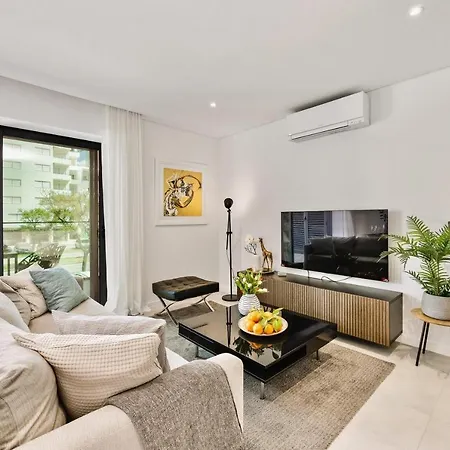 Apartmán 2-bedroom Beachside With Pool & Parking *