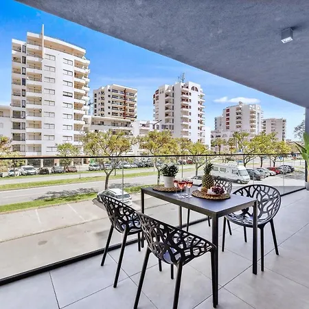 Lejlighed 2-bedroom Beachside With Pool & Parking