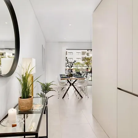 Apartmán 2-bedroom Beachside With Pool & Parking *