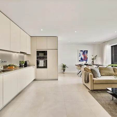 2-bedroom Beachside With Pool & Parking * Quarteira