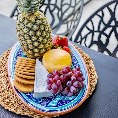 Apartmán 2-bedroom Beachside With Pool & Parking