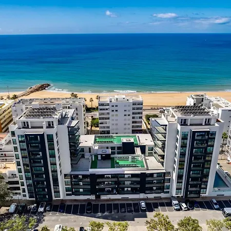 2-bedroom Beachside With Pool & Parking