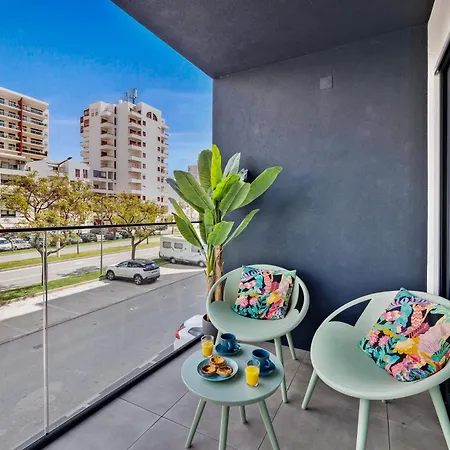 2-bedroom Beachside With Pool & Parking *