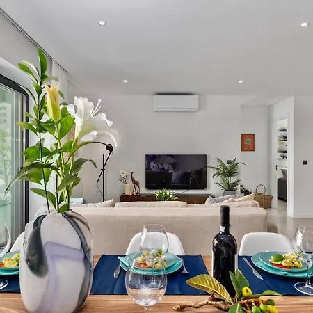 Lejlighed 2-bedroom Beachside With Pool & Parking