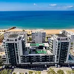 2-bedroom Beachside With Pool & Parking