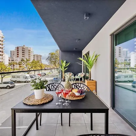 2-bedroom Beachside With Pool & Parking *