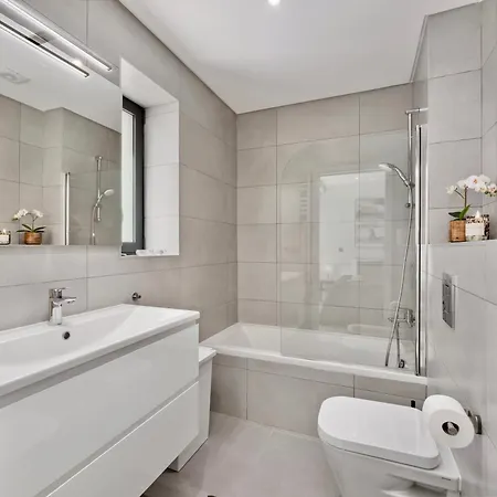 2-bedroom Beachside With Pool & Parking Apartamento