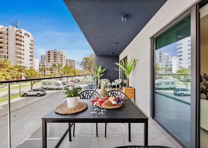 2-bedroom Beachside With Pool & Parking *