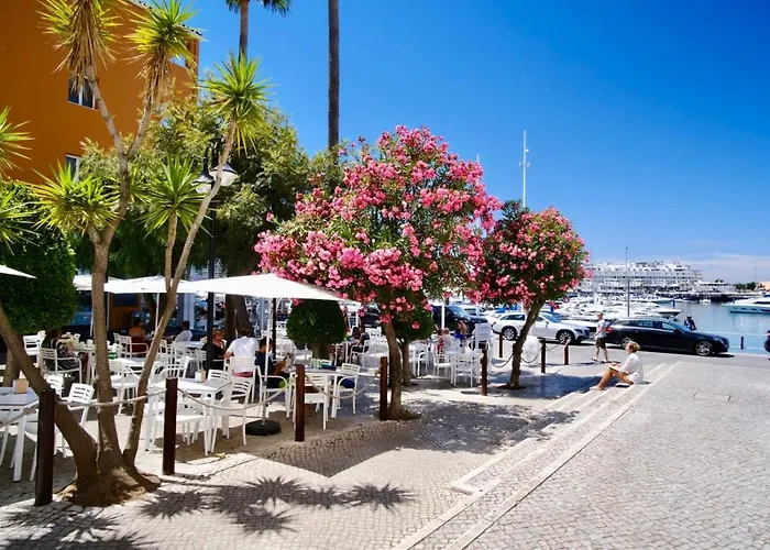 2-bedroom Beachside With Pool & Parking *