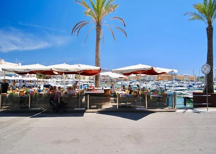 2-bedroom Beachside With Pool&parking Quarteira