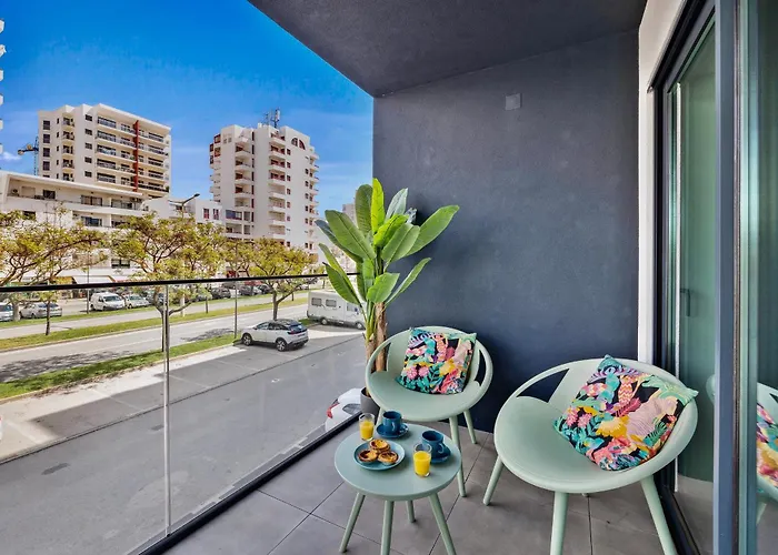 2-bedroom Beachside With Pool & Parking *