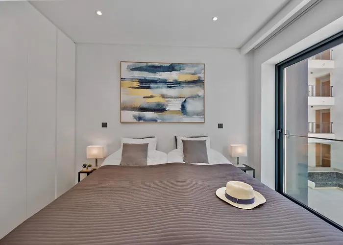 2-bedroom Beachside With Pool&parking Quarteira