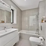 2-bedroom Beachside With Pool & Parking 公寓