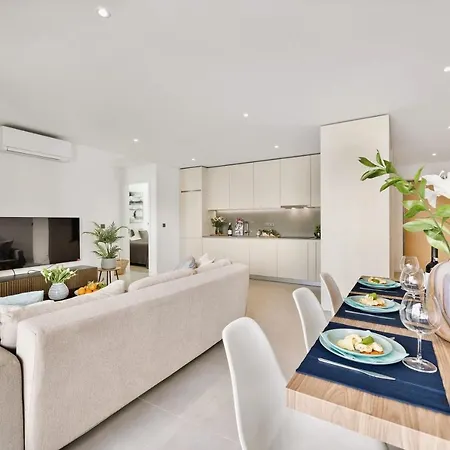2-bedroom Beachside With Pool & Parking Lägenhet *
